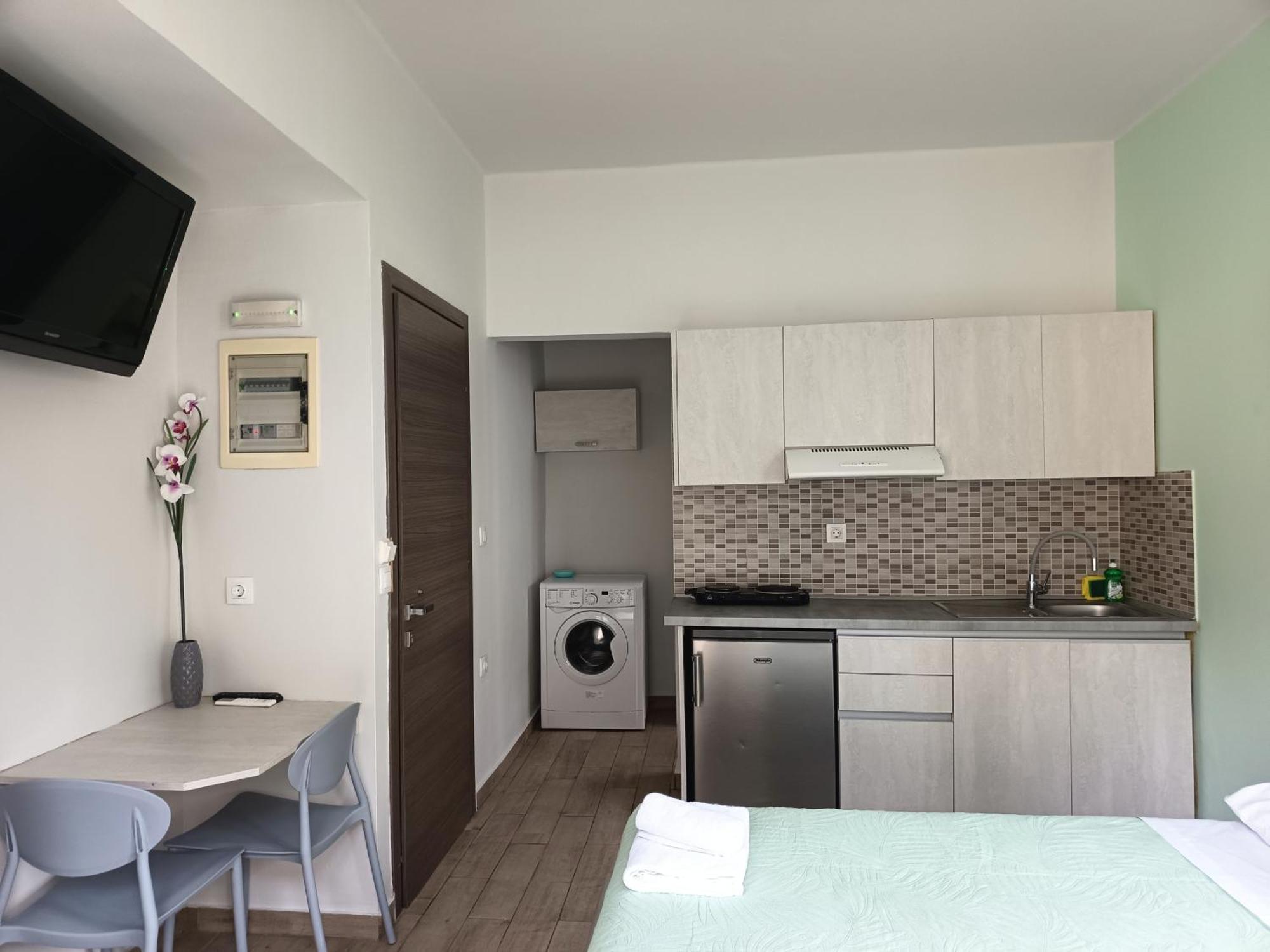 Lilian'S Seaview-Party Street-Youth Studios Rhodes City Room photo