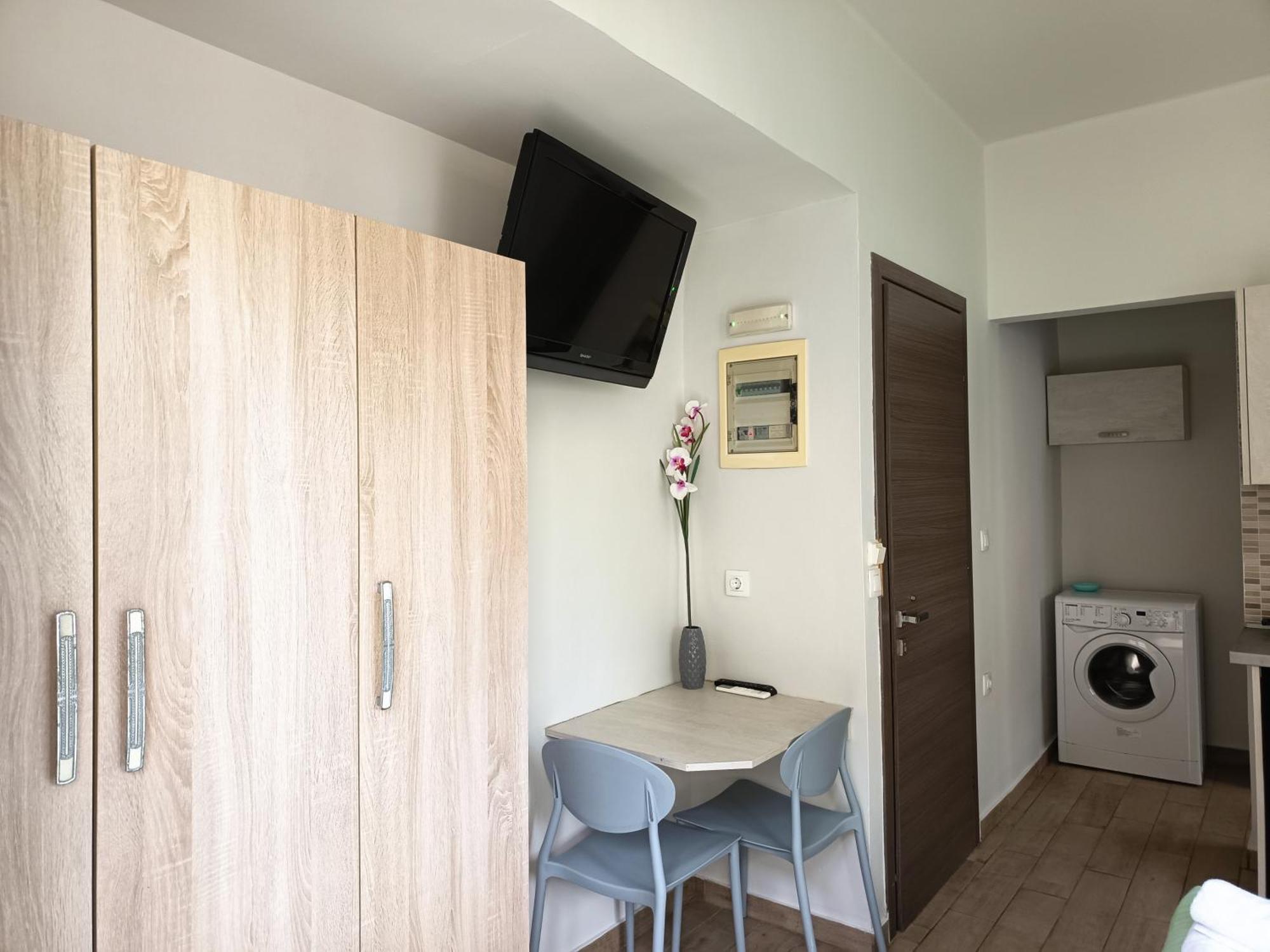 Lilian'S Seaview-Party Street-Youth Studios Rhodes City Room photo