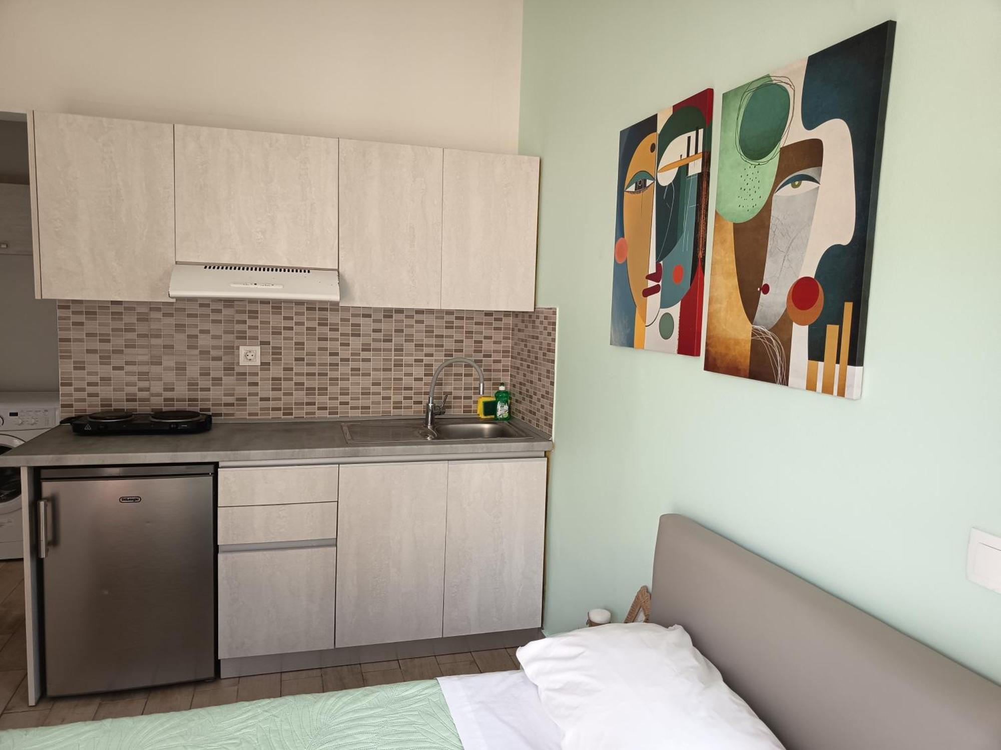 Lilian'S Seaview-Party Street-Youth Studios Rhodes City Room photo